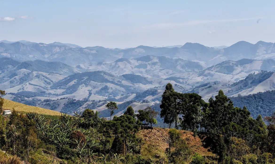São Paulo-SP,  07/08/2013, Pedra do Baú (conhecido também como Complexo do Baú ou Complexo da Pedra do Baú) é um conjunto de rochas gnaissicas da Serra da Mantiqueira localizado no município de São Bento do Sapucaí, estado de São Paulo, Brasil. O ponto culminante é a Pedra do Baú (altitude de 1964 metros e 340 metros de altura[1]), conhecido por abrigar algumas rotas de escalada esportiva[2]. É formado pelo Bauzinho, Pedra do Baú e Ana Chata.  Foto: Rafa Neddermeyer/Agência Brasil