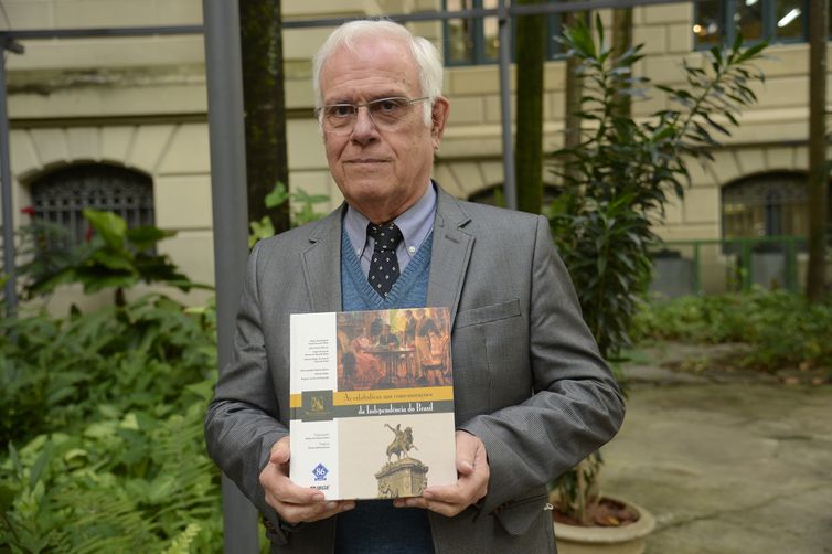 O professor Nelson Senra, organizador do livro As Estatísticas nas Comemorações da Independência do Brasil na  Biblioteca Nacional