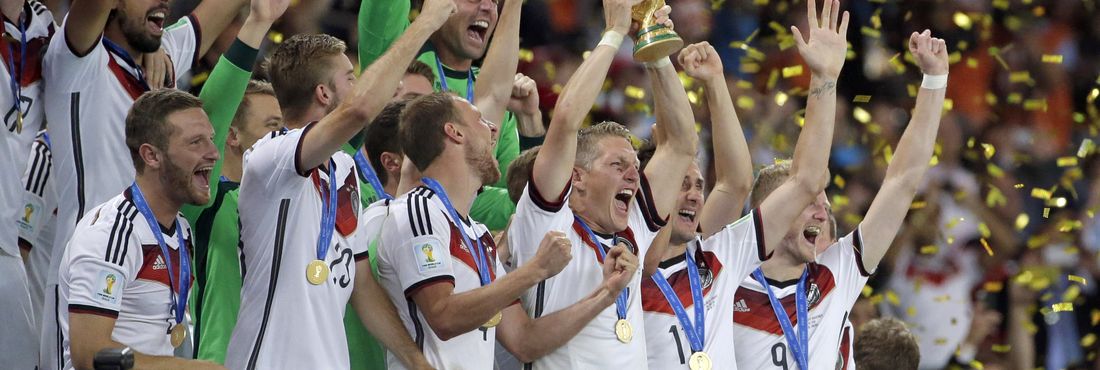 Bastian Schweinsteiger da Alemanha levanta a taça da Copa do Mundo