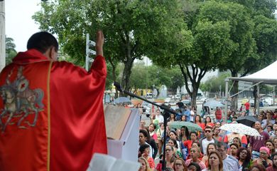 Rio de Janeiro - Fieis homenageiam São Jorge durante celebração em um palco montado na Avenida Presidente Vargas, próximo à Igreja de São Jorge, no centro da cidade (Tânia Rêgo/Agência Brasil)