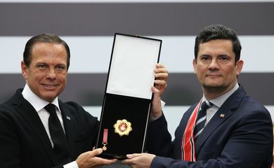 O ministro da Justiça e Segurança Pública, Sergio Moro, recebe do governador de São Paulo, João Doria, a Medalha da Ordem do Ipiranga, no grau Grã-Cruz, no Palácio dos Bandeirantes.