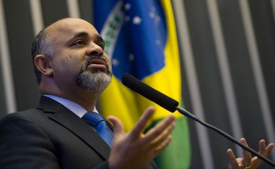 O ministro do Esporte, George Hilton, debate em plenário da Comissão Geral da Câmara dos Deputados, esclarecimentos relativos à pasta  ( Marcelo Camargo/Agência Brasil)
