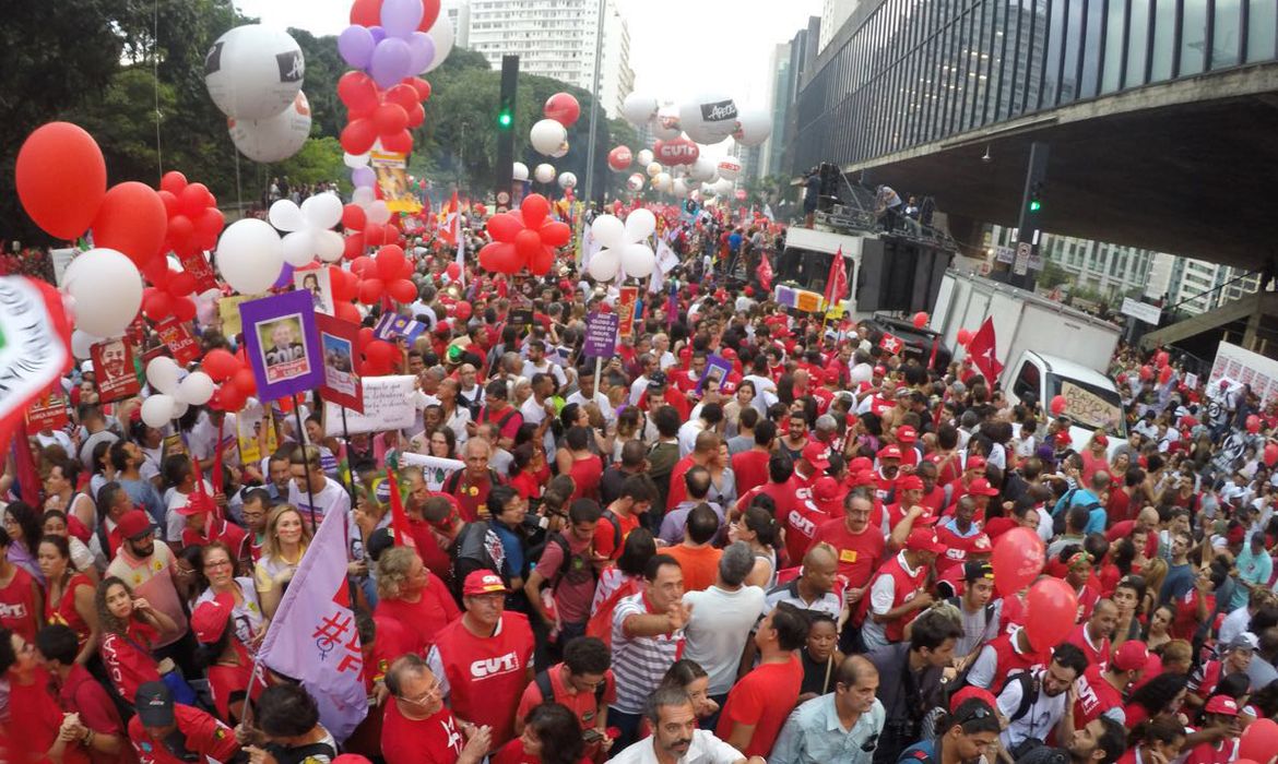 São Paulo - Manifestação em defesa do governo e da presidenta Dilma Rousseff, na Avenida Paulista (Juca Varella/Agência Brasil)