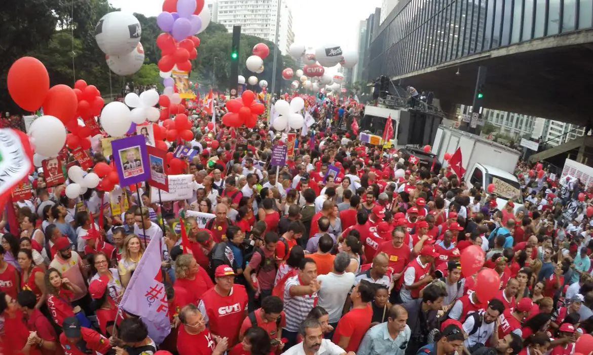 São Paulo - Manifestação em defesa do governo e da presidenta Dilma Rousseff, na Avenida Paulista (Juca Varella/Agência Brasil)