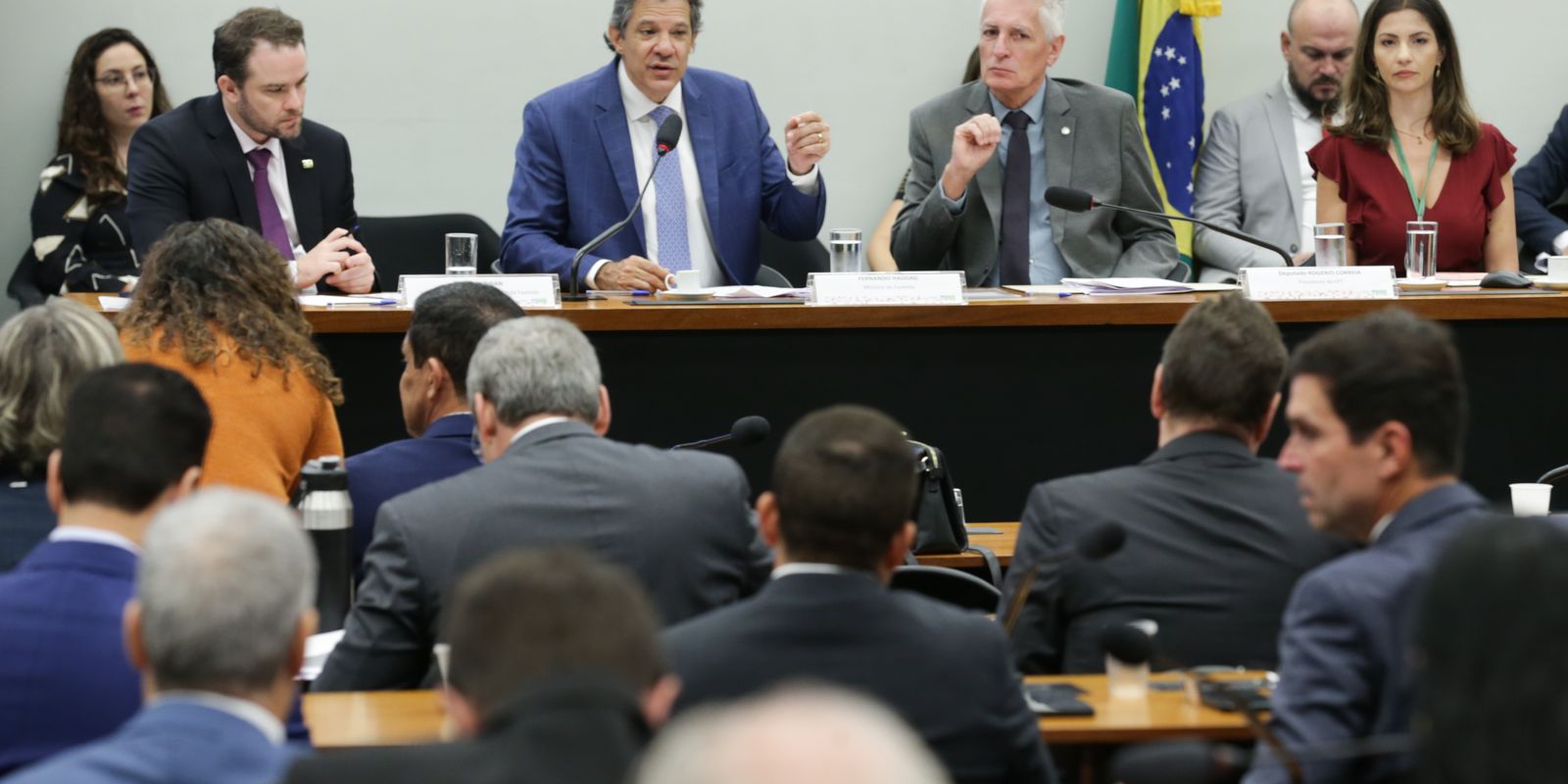 Audiência com Haddad é encerrada após tumulto entre deputados Audiência com Haddad é encerrada após tumulto entre deputados