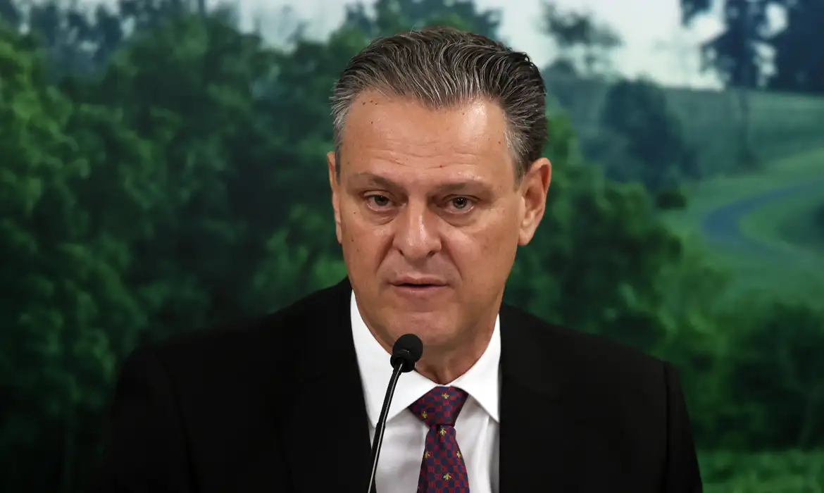 Brasília (DF), 04/06/2025 - O ministro da Agricultura e Pecuária, Carlos Fávaro, fala durante entrevista coletiva de imprensa para abordar a situação e as atualizações relacionadas à emergência zoossanitária da gripe aviária. Foto: Antonio Cruz/Agência Brasil