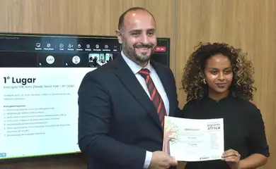 Rio de Janeiro (DF) 26/06/2025 - Arquitetos negros são escolhidos para intervenções na Pequena África. Sara Zewde recebe o certificado das mãos de Leonardo Campos, gerente do BNDES. Foto: André Telles/BNDES