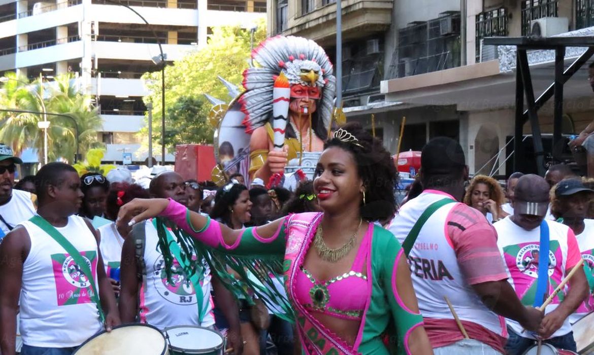 Blocos de rua tradicionais, como Cacique de Ramos e Bafo da Onça, entre outros, desfilam no centro do Rio
