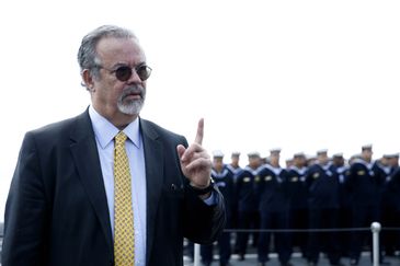 O ministro da Segurança Pública, Raul Jungmann participa da cerimônia de transferência de subordinação do porta-helicópteros multipropósito Atlântico para o Comando de Operações Navais da Marinha, no Arsenal de Marinha do Rio, na Ilha das Cobras