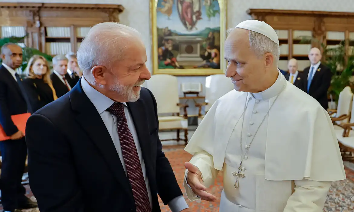 Presidente da República, Luiz Inácio Lula da Silva, durante audiência com Sua Santidade o Papa Leão XIV. Biblioteca do Palácio Apostólico, Vaticano.

Foto: Ricardo Stuckert / PR