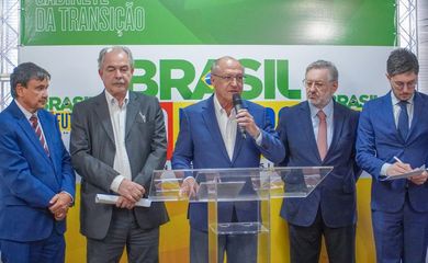 O vice-presidente eleito, Geraldo Alckmin (ao centro), apresenta 61 novos nomes de integrantes da equipe de transição 