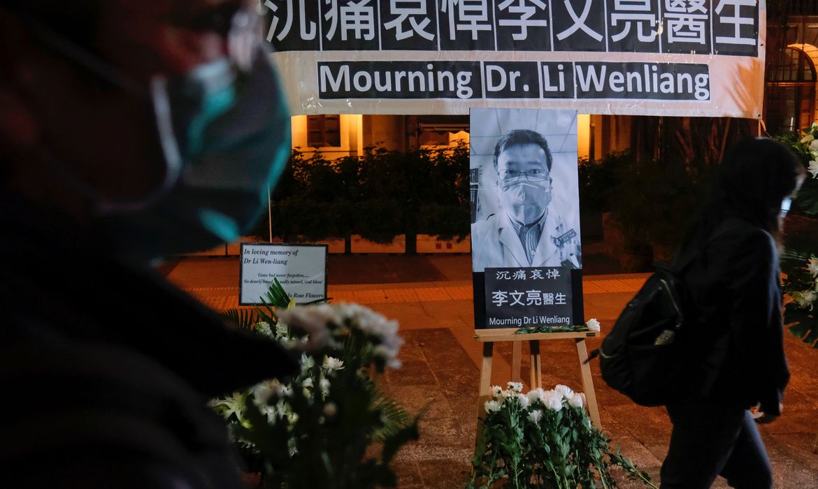 People wearing masks attend a vigil for late Li Wenliang, an ophthalmologist who died of coronavirus at a hospital in Wuhan, in Hong Kong, China February 7, 2020. REUTERS/Tyrone Siu