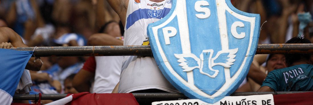 Torcida do Paysandu durante o jogo entre Clube do Remo e Paysandu (Re-Pa), pela Taça Cidade de Belém, no estádio Olímpico do Pará (Mangueirão), na tarde deste domingo (03).