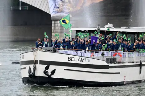 Paris 2024 Olympics - Opening Ceremony - Paris, France - July 26, 2024. Athletes of Brazil aboard a boat in the floating parade on the river Seine during the opening ceremony. Reuters/Angelika Warmuth/Proibida reprodução