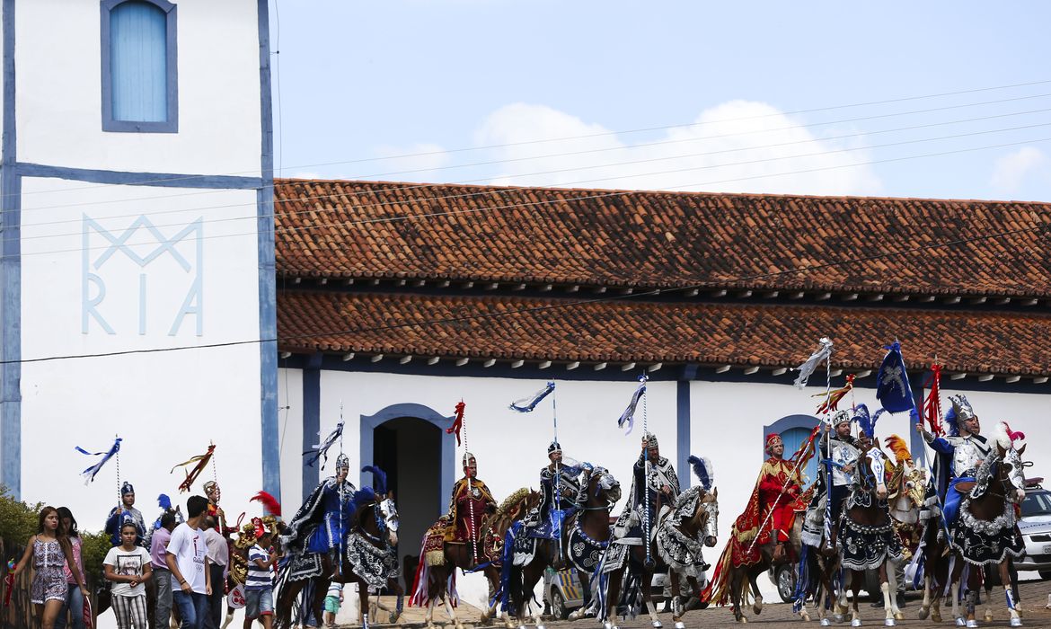 Corumbá (GO) - Moradores e os tradicionais cavaleiros da Cavalhada de Corumbá de Goiás fazem festa para a passagem da Tocha Olímpica pela cidade (Marcelo Camargo/Agência Brasil)