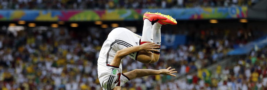 O alemão Miroslav Klose comemora o seu 15º gol na história das Copas do Mundo, igualando o recorde de Ronaldo Fenômeno, ao fazer o gol de empate da Alemanha na partida contra a seleção de Gana na Arena Castelão, em Fortaleza