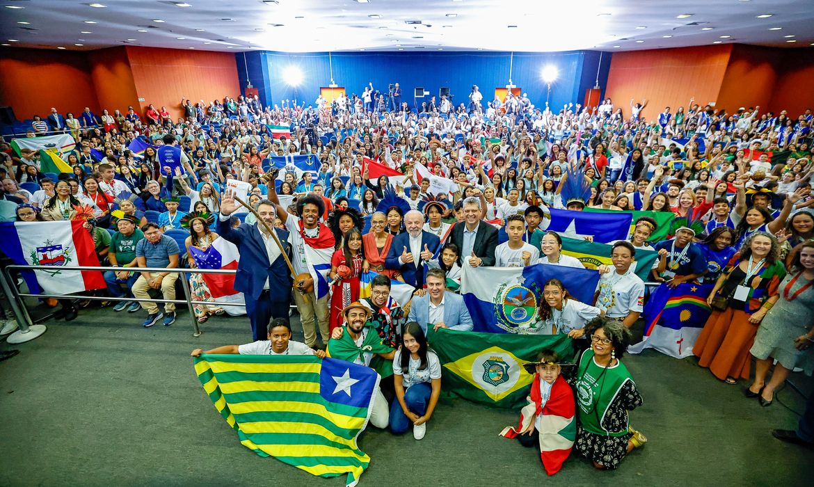 Presidente da República, Luiz Inácio Lula da Silva, durante VI Conferência Nacional Infantojuvenil pelo Meio Ambiente (CNIJMA). Centro Técnico Educacional da CNTI, Luziânia - GO.

Foto: Ricardo Stuckert / PR