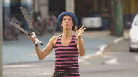 A uruguaia Rocío Caeiro faz malabares nas ruas de Goiânia