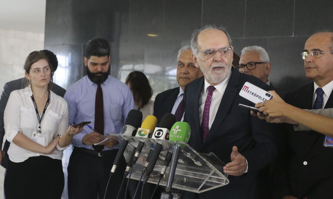 O presidente do Conselho Federal de Medicina (CFM), Carlos Vital, fala à imprensa, no Palácio do Planalto.