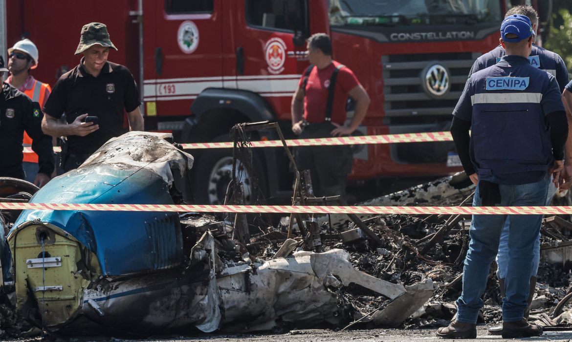 São Paulo (SP) 07/02/2025 - Acidente envolvendo um avião de pequeno porte que caiu na avenida Marquês de São Vicente, após decolar do Campo de Marte.
Foto: Paulo Pinto/Agência Brasil