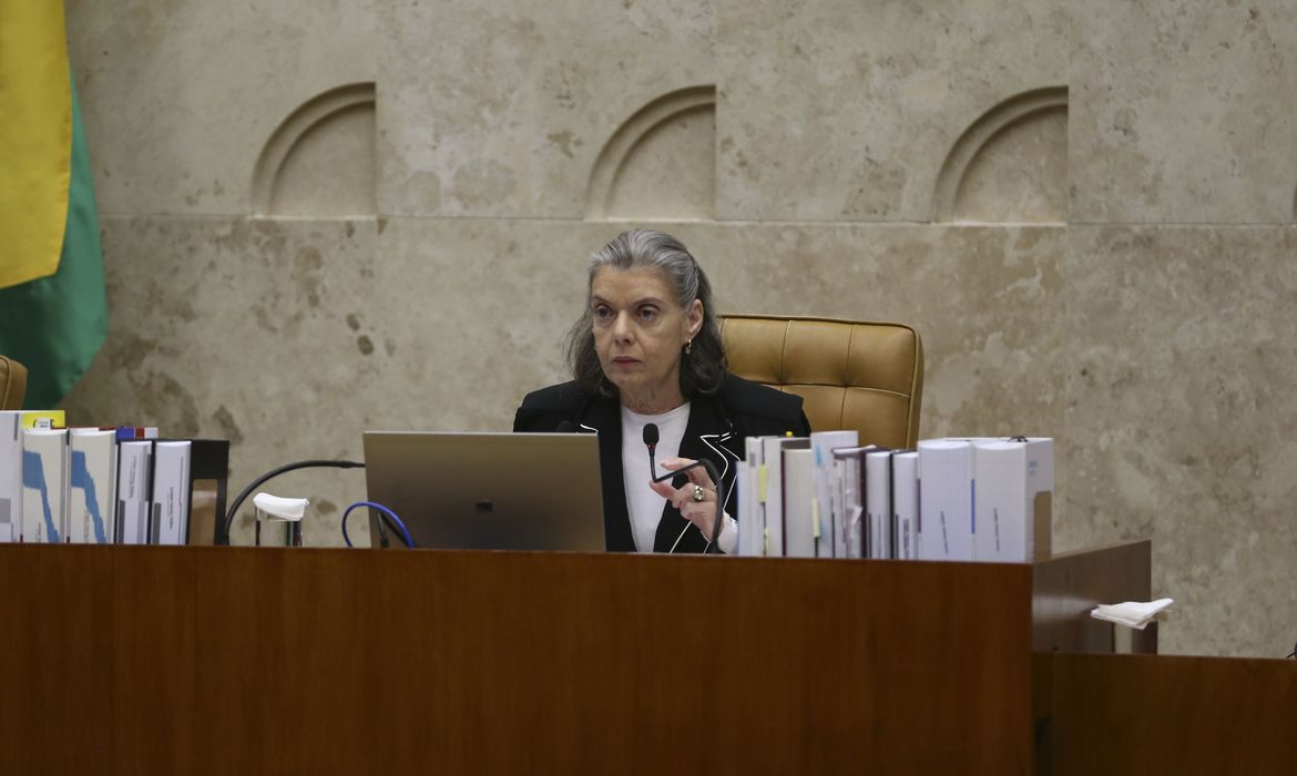 Brasília - A presidente do Supremo Tribunal Federal, Cármen Lúcia, durante última sessão plenária no STF antes das férias forenses (José Cruz/Agência Brasil)