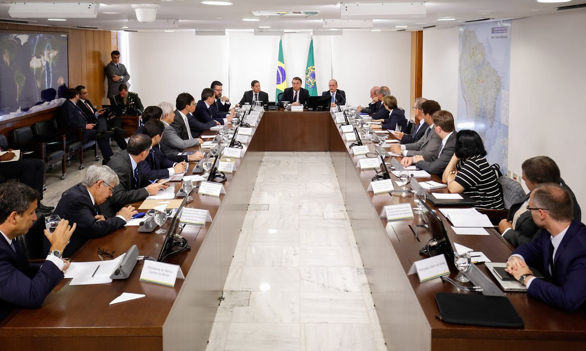 O Presidente da República, Jair Bolsonaro acompanhado do Vice-Presidente da República, General Hamilton Mourão e Ministro de Estado Chefe da Casa Civil da Presidência da República, Onyx Lorenzoni, participam da Reunião do Conselho de Governo
