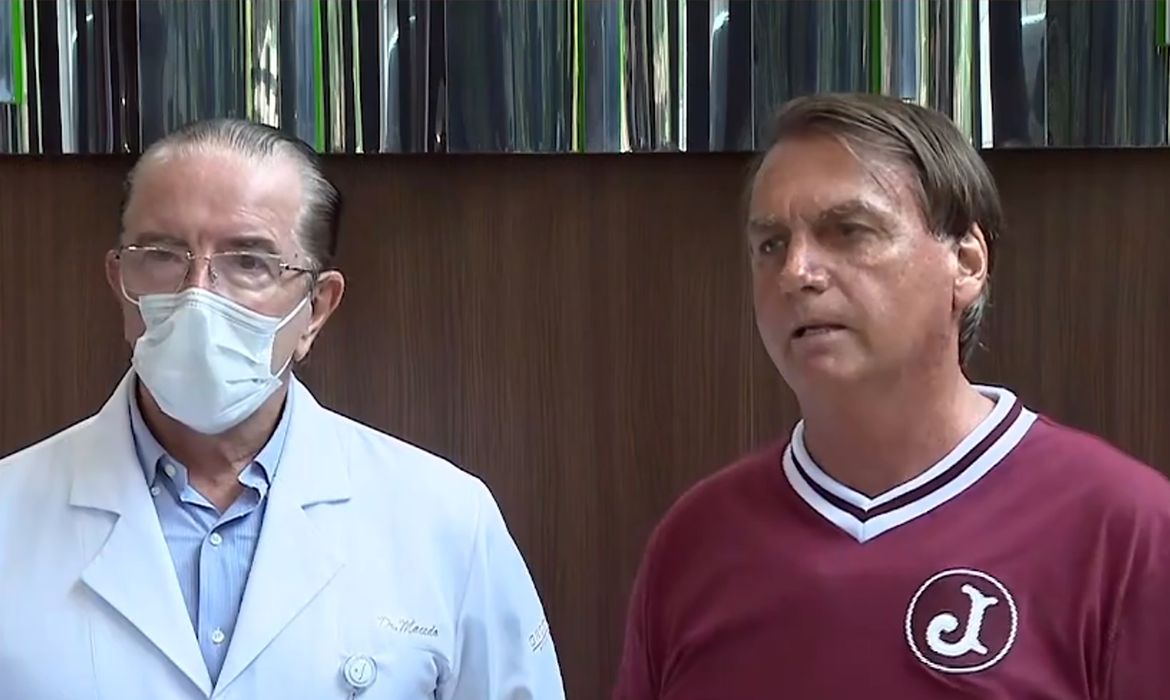 Presidente Jair Bolsonaro, acompanhado do médico Dr. Antônio Luiz de Macedo,durante declaração à imprensa