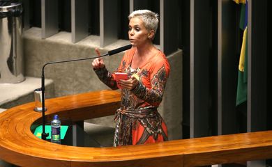 Brasília - Deputada Cristiane Brasil (PTB/RJ) fala durante discussão do processo de impeachment da presidenta Dilma Rousseff, no plenário da Câmara (Fabio Rodrigues Pozzebom/Agência Brasil)