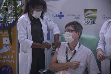 O médico infectologista do Instituto Nacional de Infectologia Evandro Chagas (INI/Fiocruz), Estevão Portela, recebe a dose da vacina de Oxford/AstraZeneca na Fiocruz.