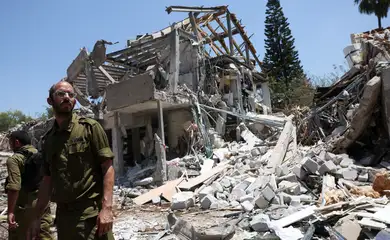 Members of Israeli forces work at an impact site following a missile attack from Iran on Israel, amid the Iran-Israel conflict, in Tel Aviv, Israel, June 22, 2025. REUTERS/Violeta Santos Moura