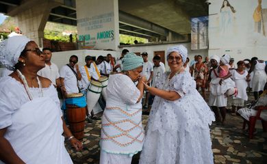 Rio de Janeiro - Religiosos celebram o dia de Iemanjá, a orixá associada à água e ao mar nas religiões afro, e padroeira de pescadores, na Barra da Tijuca (Fernando Frazão/Agência Brasil)