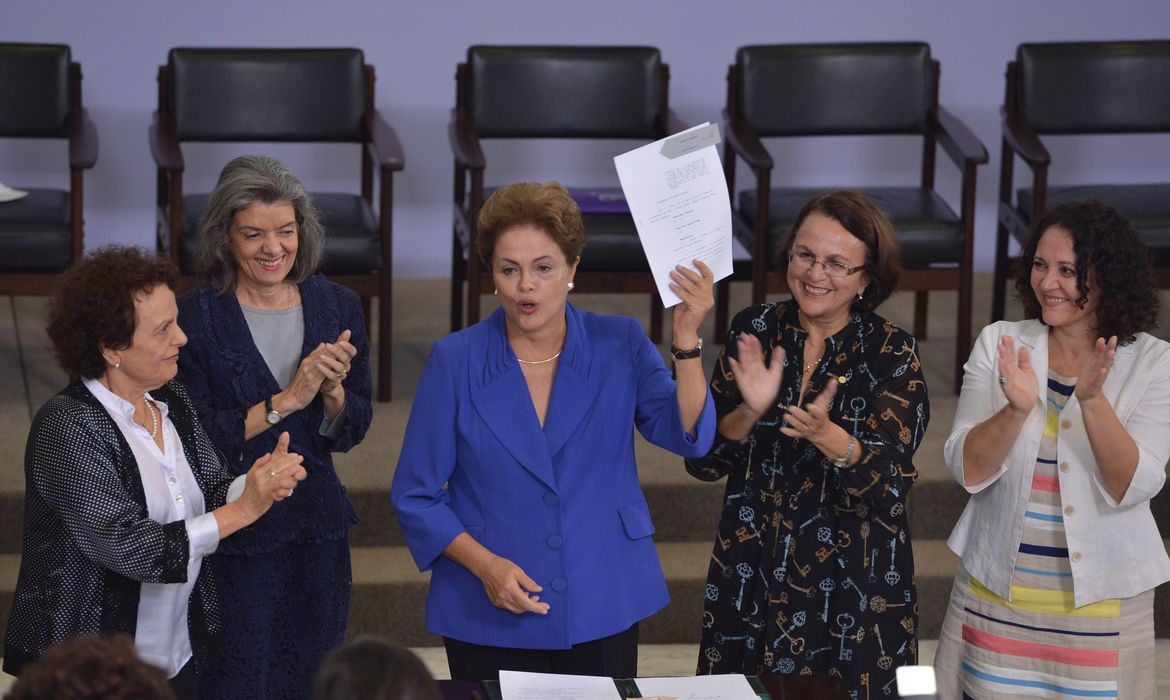 Em solenidade no Palácio do Planalto, a presidenta Dilma Rousseff sanciona a Lei do Feminicídio (Valter Campanato/Agência Brasil)