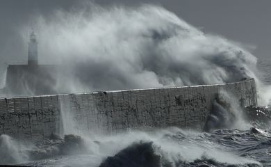 Large waves hit the harbour wall during Storm Isha in Newhaven, southern Britain, January 22, 2024. REUTERS/Toby Melville