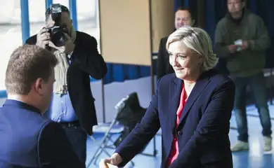 Marine Le Pen, candidata a eleição Francesa durante a votação (Olivier Hoslet/EPA)