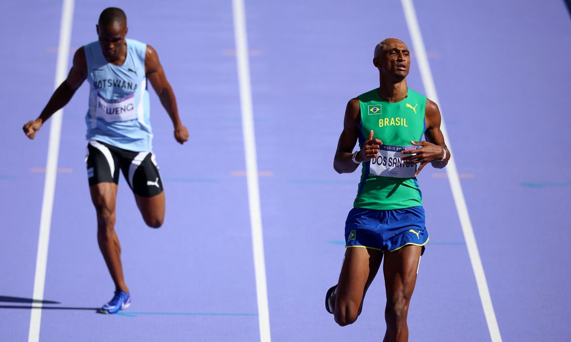 Paris 2024 Olympics - Athletics - Men's 400m Hurdles Round 1 - Stade de France, Saint-Denis, France - August 05, 2024. Alison dos Santos of Brazil crosses the line to finish third in heat 3 Reuters/Phil Noble/Proibida reprodução