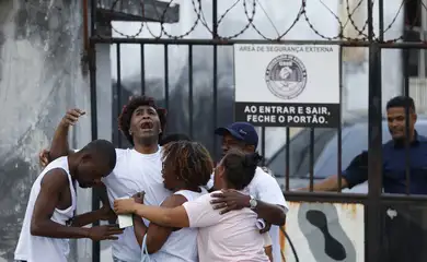 Rio de Janeiro (RJ) 25/07/2024 – Carlos Vitor Guimarães abraça sua família no lado de fora do Presídio Evaristo de Moraes. O jovem negro de 25 anos, morador de São Gonçalo, esteve preso durante um ano e meio ao ser condenado por roubo de carga apenas com reconhecimento por foto, e está absolvido pelo Superior Tribunal de Justiça após pedido da Defensoria Pública do Estado.  Foto: Fernando Frazão/Agência Brasil
