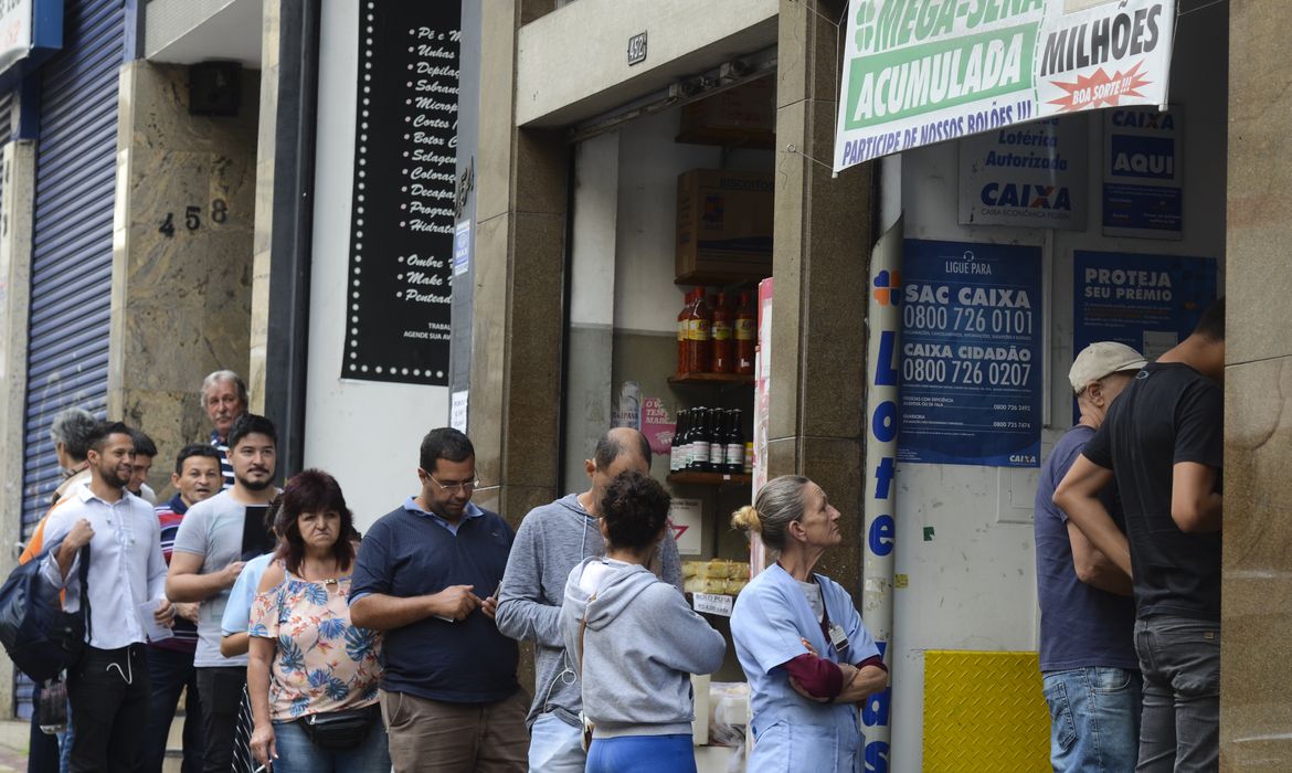 São Paulo - Fila na lotérica da rua Santo Antônio com a mega sena acumulada.