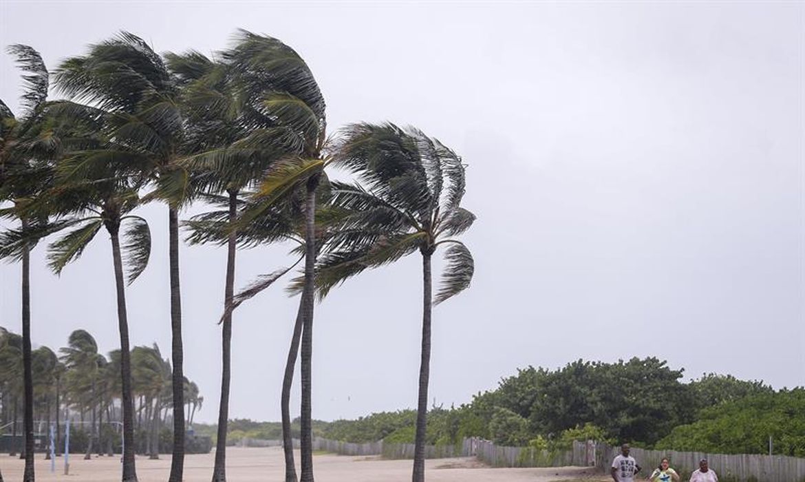 Furacão Irma começou a atingir a Florida