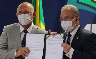 Os ministros da Educação, Milton Ribeiro e da Saúde, Marcelo Queiroga,assinam portaria interministerial com orientações para o retorno seguro às aulas presenciais