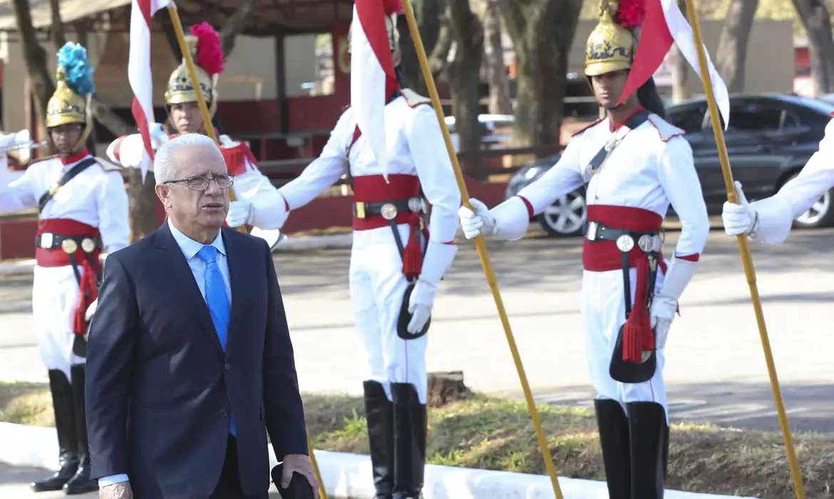 O embaixador do Peru no Brasil, Vicente Rojas Escalante, assiste competição equestre no 1º Regimento de Cavalaria de Guardas, em Brasília.