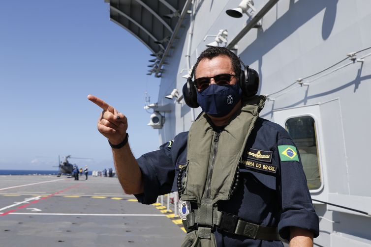 O comandante da Marinha, almirante de esquadra Almir Garnier Santos, acompanha manobras de helicópteros das três Forças Armadas no Navio-Aeródromo Multipropósito Atlântico em movimento, durante a Operação Poseidon 2021.