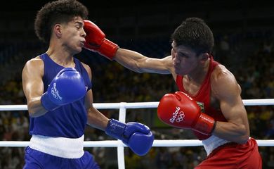 2016 Rio Olympics - Boxing - Preliminary - Men's Fly (52kg) Round of 32 Bout 153 - Riocentro - Pavilion 6 - Rio de Janeiro, Brazil - 13/08/2016. Juliao Henriques Neto (BRA) of Brazil and Antonio Vargas (USA) of USA compete. REUTERS/Peter Cziborra FOR EDITORIAL USE ONLY. NOT FOR SALE FOR MARKETING OR ADVERTISING CAMPAIGNS.