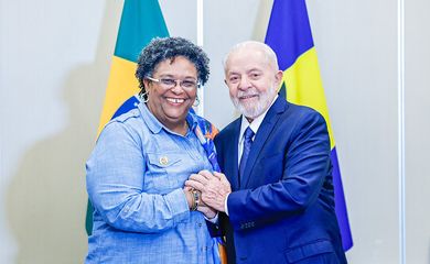 Lula e primeira-dama de Barbados, Mia Mottley, debatem sobre mudanças climáticas, na Guiana. 