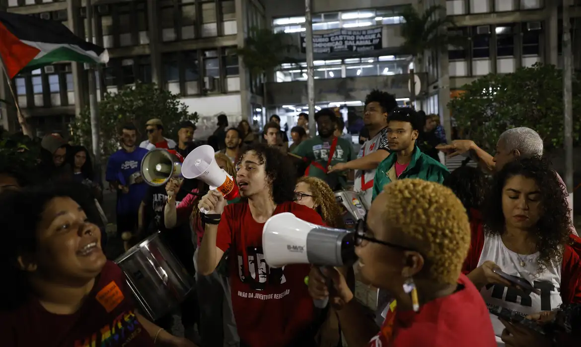 Rio de Janeiro (RJ) 29/07/2024 – Estudantes da Universidade do Estado do Rio de Janeiro (Uerj) protestam contra cortes e limitação de benefícios que garantem a permanência estudantil, como auxílio-alimentação e bolsa de apoio a alunos em vulnerabilidade social.  Foto: Fernando Frazão/Agência Brasil