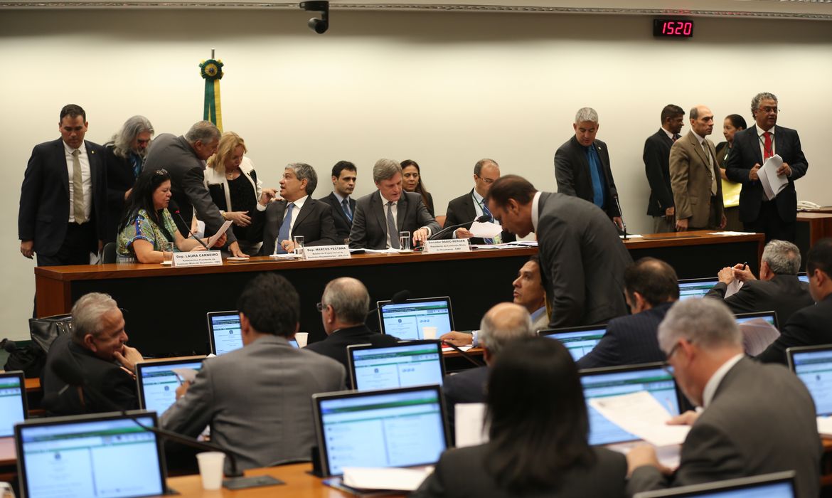 Brasília - Reunião da Comissão Mista de Orçamento para discutir e votar o projeto da Lei de Diretrizes Orçamentárias (LDO) (Fabio Rodrigues-Pozzebom/Agência Brasil)
 