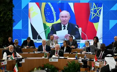 06.07.2025  Cúpula de Líderes do BRICS<br />
<br />
Presidente da Rússia, Vladimir Putin, discursa em transição on-line durante a abertura da Sessão plenária Paz e Segurança e Reforma da Governança Global da Cúpula de Lideres do BRICS no Museu de Arte Moderna (MAM), no Rio de Janeiro.  <br />
<br />
Foto: Alexandre Brum/BRICS Brasil