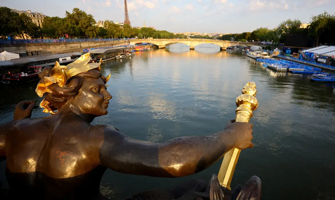 Paris 2024 Olympics - Triathlon - Men's Individual - Alexander III Bridge, Paris, France - July 30, 2024. General view as the Men's Individual Triathlon is postponed as pollution levels in the river Seine remain too high REUTERS/Fabrizio Bensch     TPX IMAGES OF THE DAY