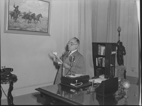 Presidente Getúlio Dornelles Vargas (1951-1954) no Estado do Rio de Janeiro: pronuncia discurso na Hora do Brasil, Palácio Rio Negro, Petrópolis, RJ.