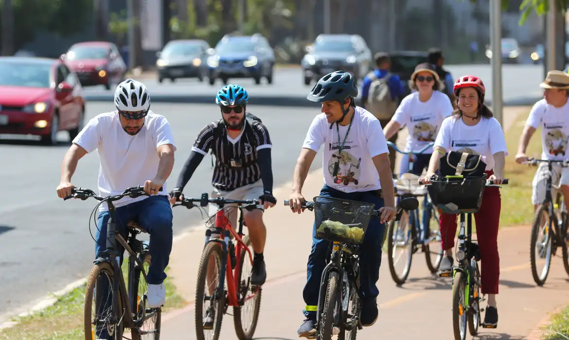 Brasília, DF 22/09/2023 Cicloativistas e servidores públicos pedalaram em um bonde de bicicleta saindo da Rodoviária do Plano Piloto com destino à Câmara Legislativa do Distrito Federal pelo Dia Mundial sem Carro (CLDF). Foto: Fabio Rodrigues-Pozzebom/Agência Brasil