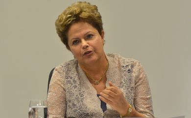 Brasília - A presidenta Dilma Rousseff, Guilherme Afif Domingos e Guido Mantega, participam da Instalação do Comitê Interministerial de Avaliação do Simples Nacional no Palacio do Planalto (Wilson Dias/Agência Brasil)